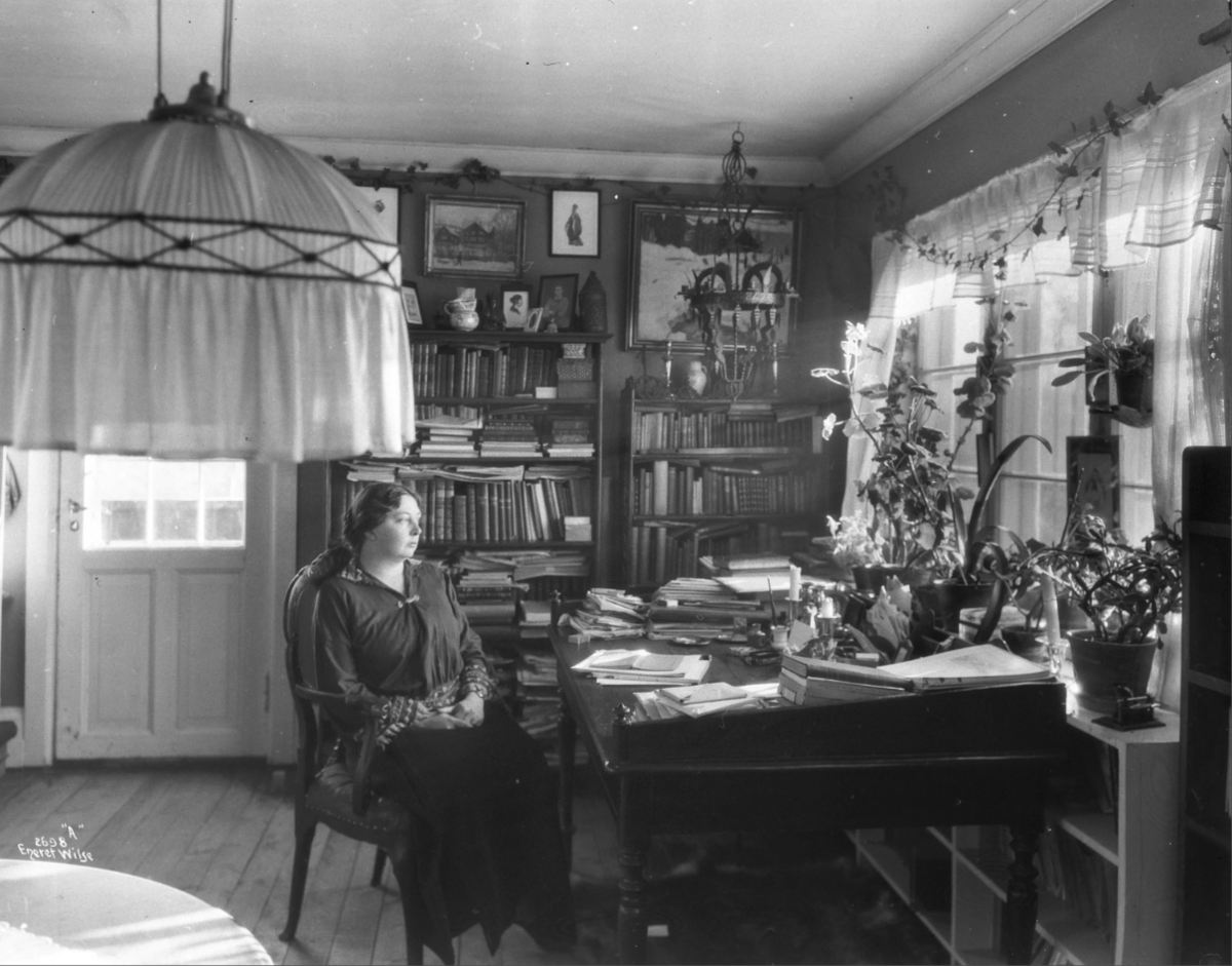 &nbsp;Portrett av Sigrid Undset i sitt arbeidsv&aelig;relse (1923).&nbsp;Foto: Anders Beer&nbsp;Wilse

