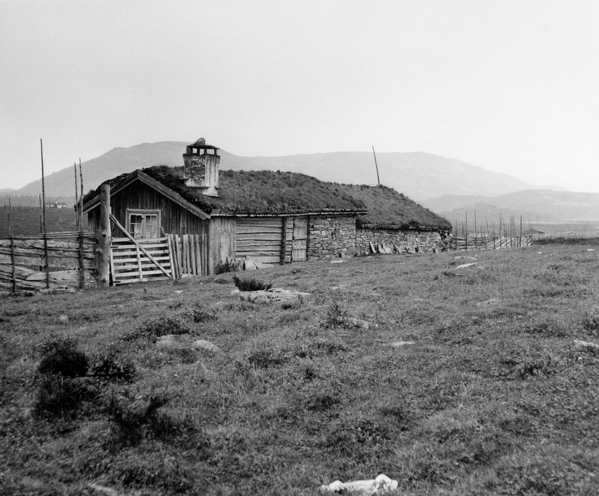 Svart-hvitt-bilde av Lundesetra p&aring; Venabygdsfjellet